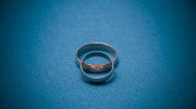 Czym kierować się wybierając pierścionek zaręczynowy?